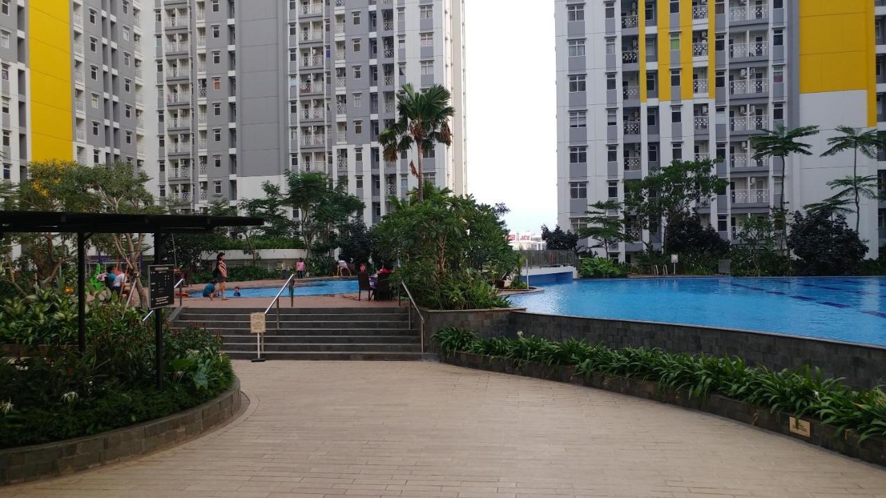Pool View 2br Springlake Summarecon By Travelio Apartemen *